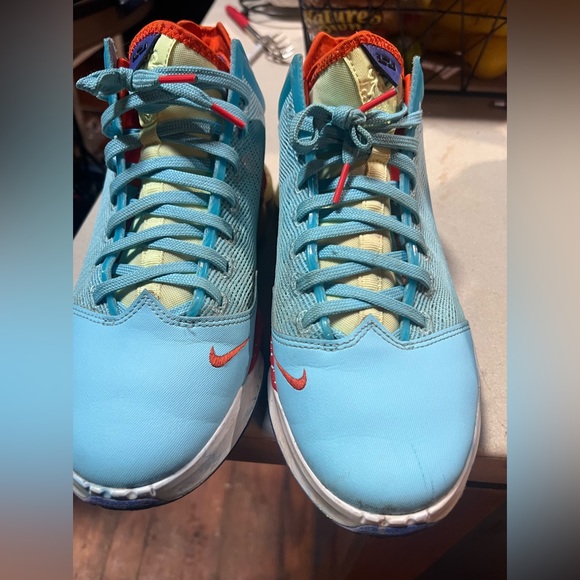 Used 1 season Men’s Size 9 LeBron 19 low - Picture 1 of 4